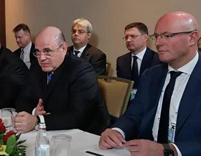 На переднем плане: Михаил Мишустин и Дмитрий Чернышенко (справа)