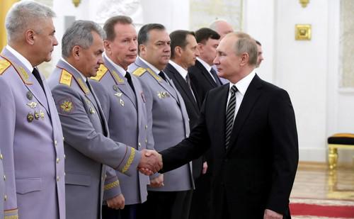 Слева направо: Владимир Колокольцев, Сергей Шойгу, Виктор Золотов, Дмитрий Кочнев, Сергей Нарышкин и Владимир Путин