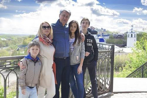 Слева направо: Тимур, Елена, Рахим, Арина и Азиз Азимовы